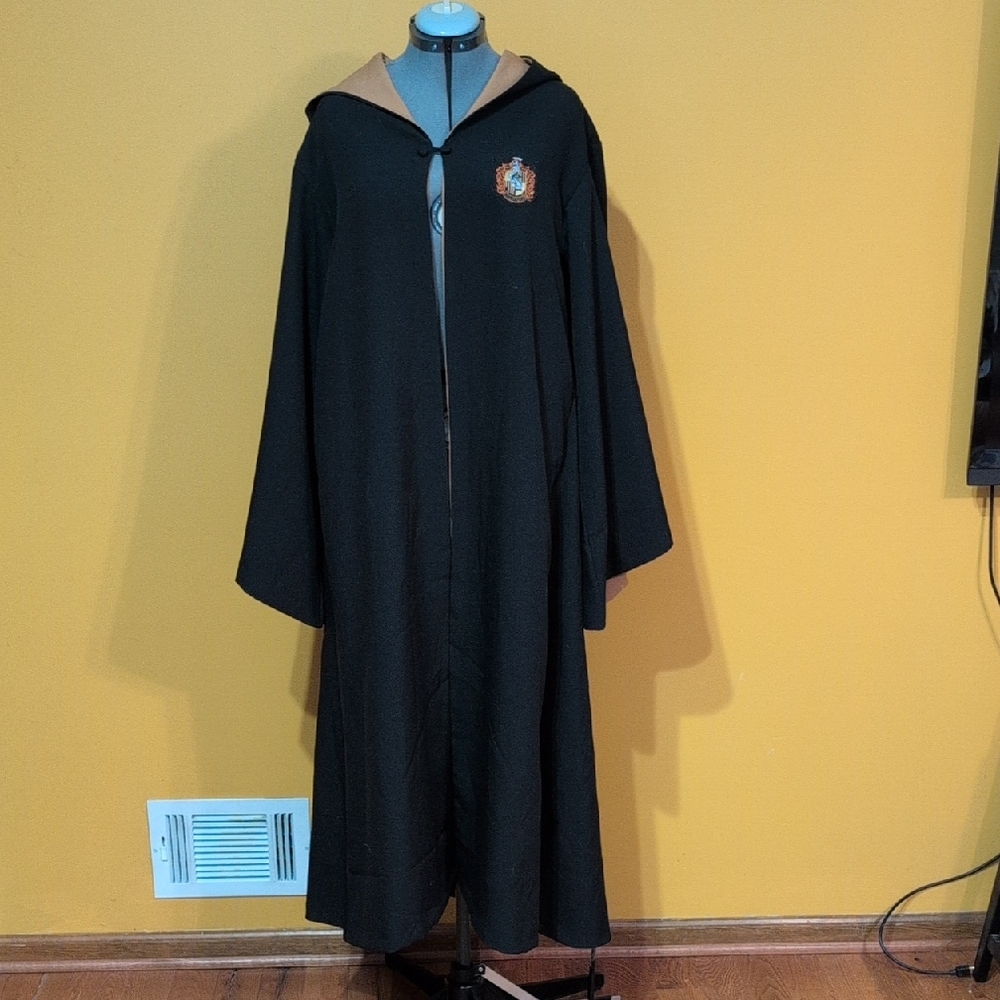 Universal Studios Harry Potter HufflepuBlack Hooded Cloak with Embroidered Crest